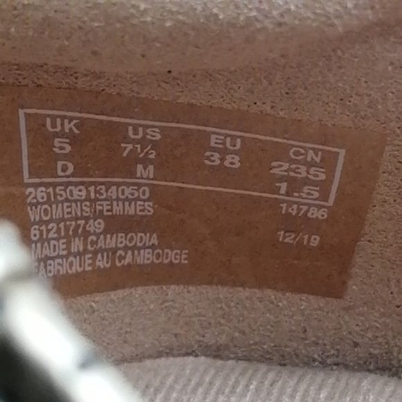 Clarks Womens Slip On Loafer Gold Perforated Flat Heel Almond Toe Elastic 7.5M - Picture 9 of 9